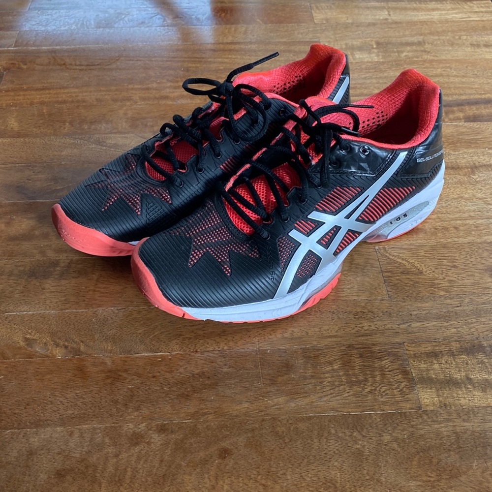 Womens Asics Hardcourt Tennis shoe.